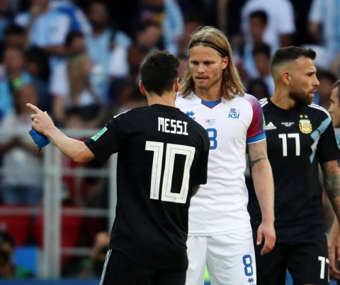 Moskva 16. júní 2018 - Lionel Messi og Birkir Bjarnason. © Skapti Hallgrímsson