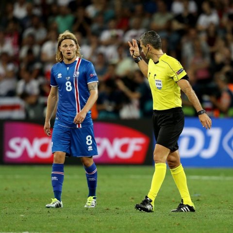 Nice 27. júní 2016 - Birkir Bjarnason og Damir Skomina, dómari frá Slóveníu, í sigurleik Íslands (2:1) á Englandi.  © Skapti Hallgrímsson