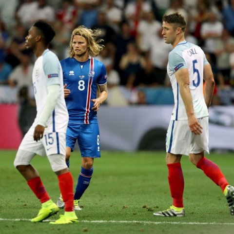 Nice 27. júní 2016 - Ísland sigrar England 2:1 á EM; Daniel Sturridge, Birkir Bjarnason og Gary Cahill. © Skapti Hallgrímsson