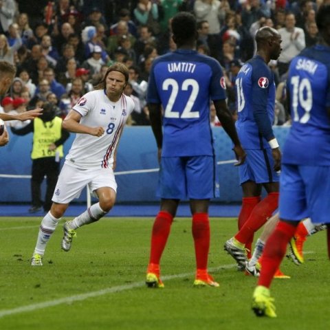 París 3. júlí 2016 - Birkir Bjarnason og Alfreð Finnbogason (með boltann) eftir að Birkir skoraði síðasta mark leiksins gegn Frökkum í átta liða úrslitum EM. Frakkar unnu 5:2 en Íslendingar duttu út með sæmd. © Skapti Hallgrímsson