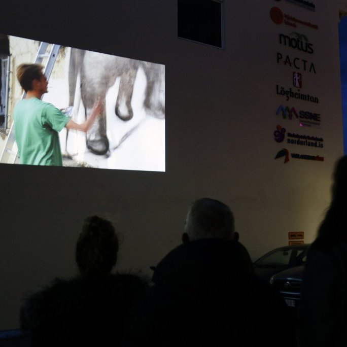 Myndbandi frá því Margeir gerði listaverkið árið 2014 var varpað á vegg í portinu á laugardagskvöldið.