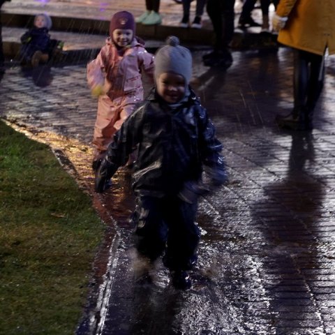 Yngsta kynslóðin skemmti sér vel við að hlaupa í pollum á torginu