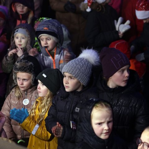 Ljósin tendruð á jólatrénu á Ráðhústorgi