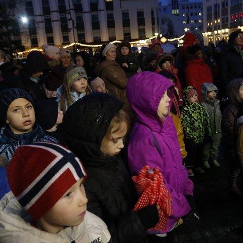 Ljósin tendruð á jólatrénu á Ráðhústorgi