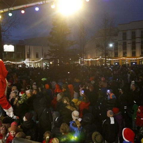 Ljósin tendruð á jólatrénu á Ráðhústorgi