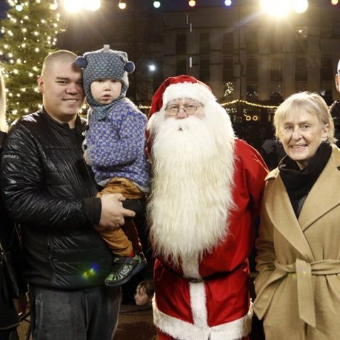 Elma Eysteinsdóttir bæjarfulltrúi, Tómas Páll Stefánsson með soninn Stefán Jens, Stekkjastaur, Kirsten Rosenvold Geelan sendiherra Dana á Íslandi og Helgi Jóhannesson konsúll Dana á Akureyri. 