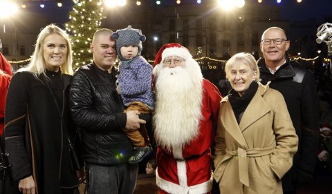 Elma Eysteinsdóttir bæjarfulltrúi, Tómas Páll Stefánsson með soninn Stefán Jens, Stekkjastaur, Kirsten Rosenvold Geelan sendiherra Dana á Íslandi og Helgi Jóhannesson konsúll Dana á Akureyri.