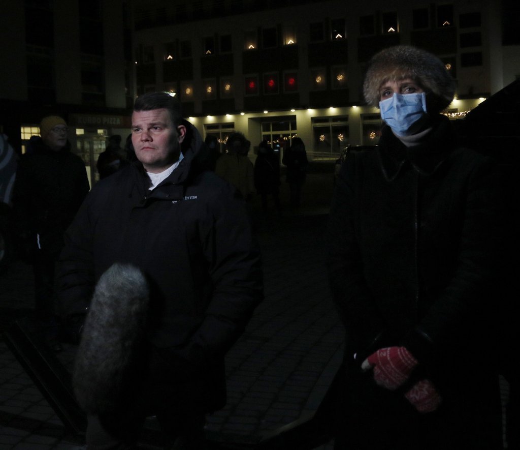 Óðinn Svan Óðinsson, fréttamaður RÚV, og Ásthildur Sturludóttir, bæjarstjóri, bíða eftir að bein útsending hefjist frá Ráðhústorgi.