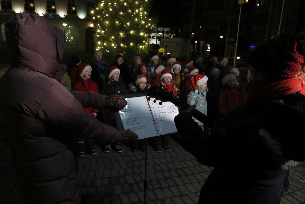 Yngri barnakór Akureyrarkirkju söng nokkur lög við gítarleik, undir stjórn Sigrúnar Mögnu Þórsteinsdóttur.