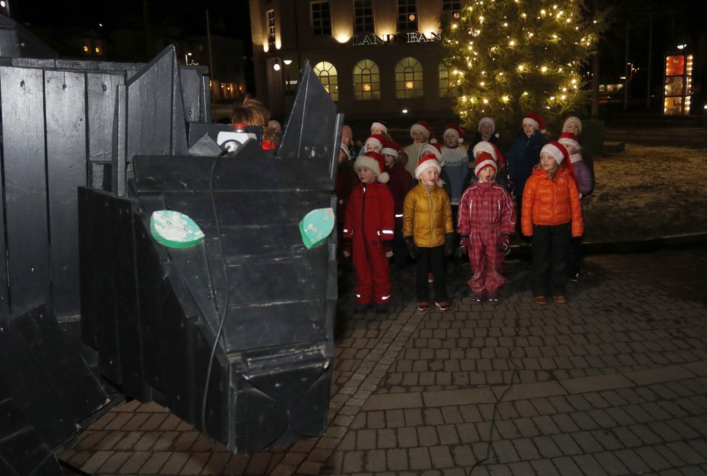 Jólakötturinn, hluti Yngri barnakórs Akureyrar og tréð fallega í fjarska.