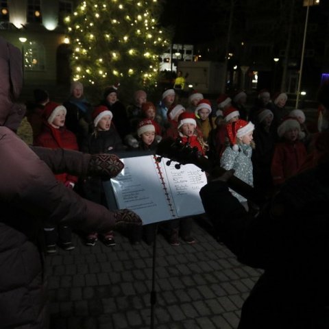 Yngri barnakór Akureyrarkirkju söng nokkur lög við gítarleik, undir stjórn Sigrúnar Mögnu Þórsteinsdóttur.