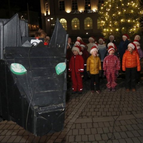 Jólakötturinn, hluti Yngri barnakórs Akureyrar og tréð fallega í fjarska.