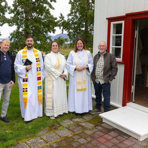 Arnar Yngvason umsjónarmaður Glerárkirkju og Lögmannshlíðarkirkju, séra Sindri Geir Óskarsson, Eydís Ösp Eyþórsdóttir djákni, séra Hildur Björk Hörpudóttir og Snorri Guðvarðsson málarameistari.