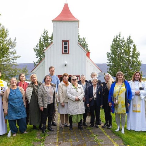 Félagar í Kór Glerárkirkju, Petra Björk Pálsdóttir organisti og vígðir þjónar kirkjunnar eftir messu.