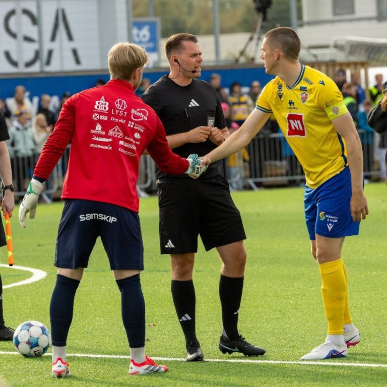 Besta deildin, KA-Þór 0:0, fyrsti leikur á nýjum gervigrasvelli KA. Mynd: Ármann Hinrik