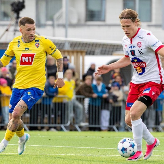 Besta deildin, KA-Þór 0:0, fyrsti leikur á nýjum gervigrasvelli KA. Mynd: Ármann Hinrik