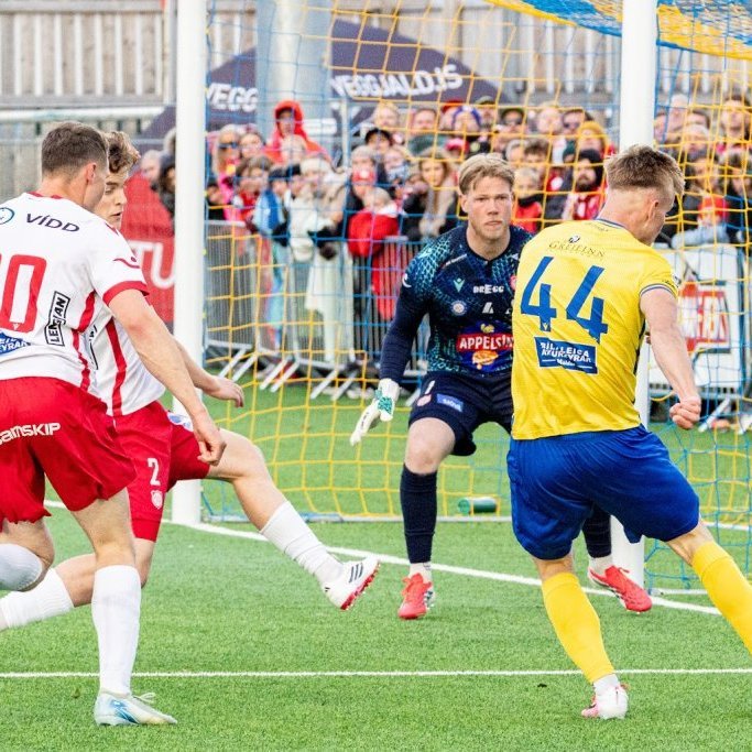 Besta deildin, KA-Þór 0:0, fyrsti leikur á nýjum gervigrasvelli KA. Mynd: Ármann Hinrik