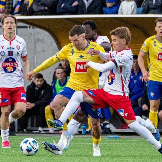 Besta deildin, KA-Þór 0:0, fyrsti leikur á nýjum gervigrasvelli KA. Mynd: Ármann Hinrik