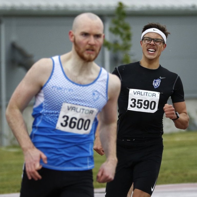 800 metrar hlaup - Hlynur Ólason (3590) ÍR, játar sig sigraðan í síðustu beygunni. Hann var fyrstur þegar einn hringur var eftir en lenti í þriðja sæti, Fjölnismaðurinn Kjartan Óli Ágústsson fór fram úr honum á endasprettinum. Þeir höfðu ekki roð við Sæmundi Ólafssyni (3600) ÍR. Ljósmynd © Skapti Hallgrímsson.