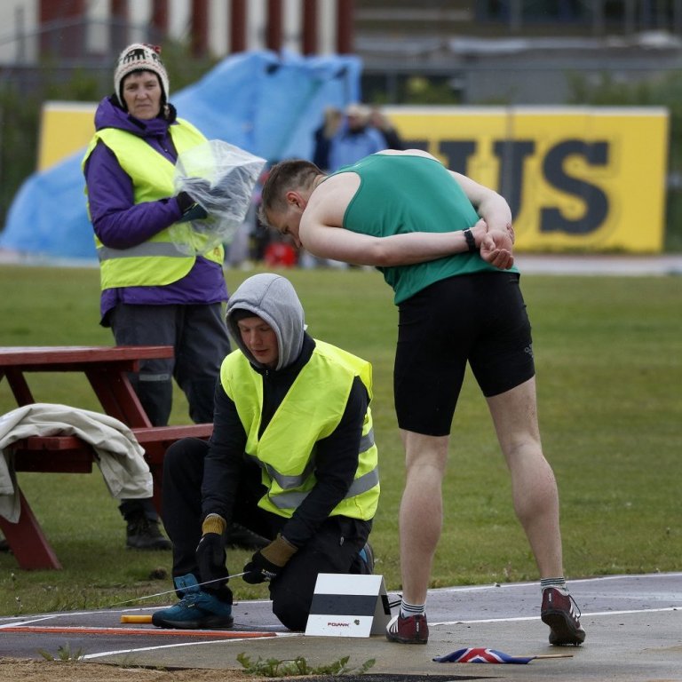 Langstökk - Síðasta umferð: Ingi Rúnar Kristinsson, Breiðabliki, veit að stökkið var gott, en skyldi koma honum í 1. sætið? Ljósmynd © Skapti Hallgrímsson.