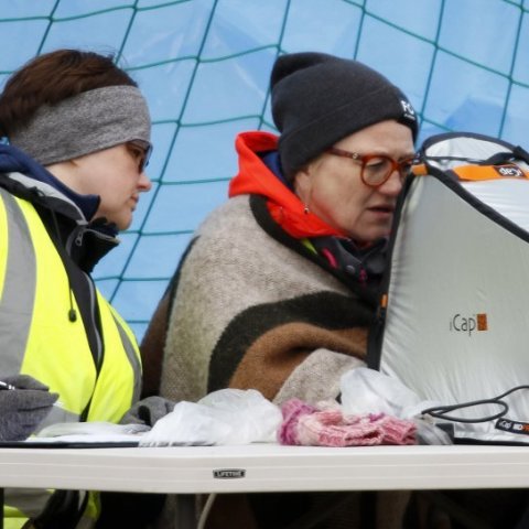 Hástökk - Tæknileg vandræði eða eitthvað spennandi í tölvunni! Kristín Sóley Björnsdóttir rýnir á skjáinn, Erna Mary Þorsteinsdóttir til vinstri. Ljósmynd © Skapti Hallgrímsson.