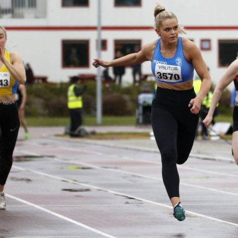 100 metra hlaup - Helga Margrét Haraldsdóttir (3570) ÍR kemur fyrst í mark. Vilhelmína Þór Óskarsdóttir (3543) Fjölni varð önnur en hin unga Sigurlaug Anna Sveinsdóttir (3607) UFA varð í fjórða sæti. Ljósmynd © Skapti Hallgrímsson.