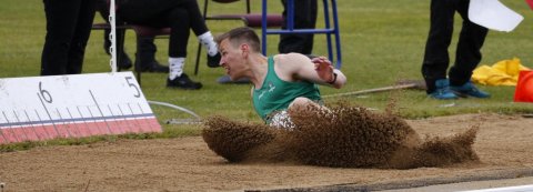 Langstökk - Síðasta umferð: Ingi Rúnar Kristinsson, Breiðabliki, gjóir augunum á mælistikuna um leið og hann lendir.  Ljósmynd © Skapti Hallgrímsson.