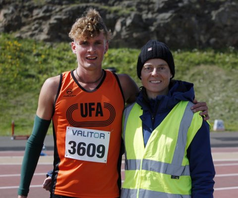 Baldvin Þór Magnússon, Íslandsmethafi og nú Íslandsmeistari í 1500 metra hlaupi, og frænka hans, hlaupakonan kunna Rannveig Oddsdóttir, einn starfsmanna á mótinu. Ljósmynd: © Skapti Hallgrímsson.