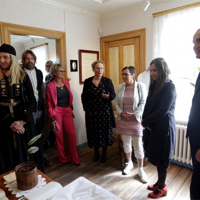 Ásthildur Sturludóttir, bæjarstjóri á Akureyri, Þórarin Blöndal hönnuður sýningarinnar á Sigurhæðum, Halla Björk Reynisdóttir, þáverandi forseti bæjarstjórnar Akureyrar, Kristín Þóra Kjartansdóttir, Bjarkey Olsen Gunnarsdóttir, alþingismaður, Katrín Jakobsdóttir og Guðni Th. Jóhannesson