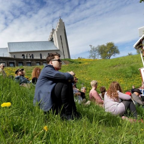 Flóra menningarhús opnað á Sigurhæðum.