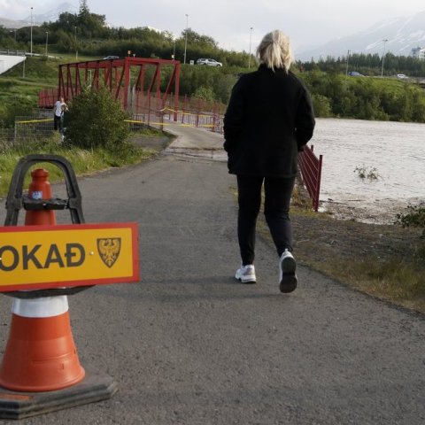 Brúnni yfir neðstu stífluna í Glerá var lokað í öryggisskyni undir kvöld. Ljósmynd: Skapti Hallgrímsson