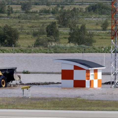 Útbúinn var varnargarður utan um þetta litla hús við Akureyrarflugvöll, þar sem er aðflugsbúnaður, svo vatn flæddi ekki þar inn og skemmdi búnaðinn.Ljósmynd: Skapti Hallgrímsson