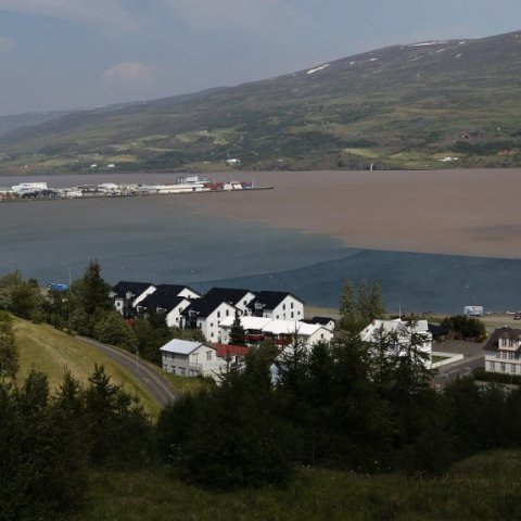 Eyjafjarðará var straumþung og mórauð eins og glöggt má sjá. Pollurinn, sá fallegi blái flötur, mátti sín ekki mikils. Ljósmynd: Skapti Hallgrímsson