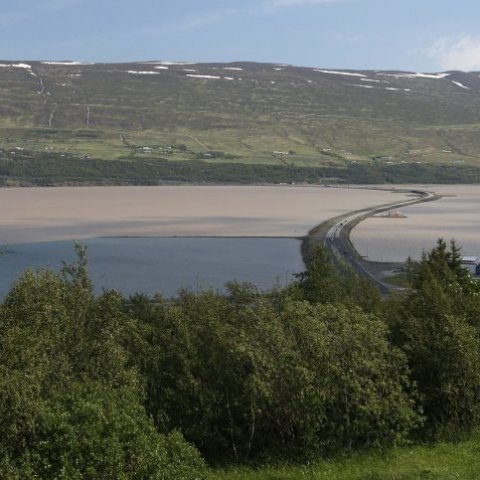 Eyjafjarðará var straumþung og mórauð eins og glöggt má sjá. Pollurinn, sá fallegi blái flötur, mátti sín ekki mikils. Ljósmynd: Skapti Hallgrímsson