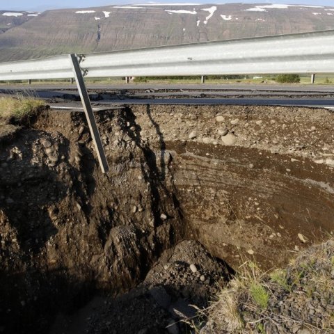 Vegurinn yfir Þverá á Eyjafjarðarbraut eystri, sunnan Akureyrar, stórskemmdist. Vegna mikils straumþunga árinnar hefur grafið undan veginum við ræsið sem áin rennur í gegnum, með þessum afleiðingum. Ljósmynd: Skapti Hallgrímsson