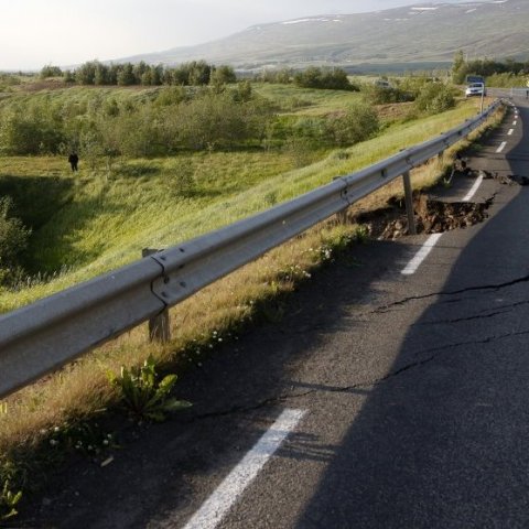 Vegurinn yfir Þverá á Eyjafjarðarbraut eystri, sunnan Akureyrar, stórskemmdist. Vegna mikils straumþunga árinnar hefur grafið undan veginum við ræsið sem áin rennur í gegnum, með þessum afleiðingum. Ljósmynd: Skapti Hallgrímsson