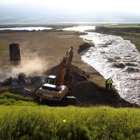 Vegurinn yfir Þverá á Eyjafjarðarbraut eystri, sunnan Akureyrar, stórskemmdist. Vegna mikils straumþunga árinnar hefur grafið undan veginum við ræsið sem áin rennur í gegnum, með þessum afleiðingum. Ljósmynd: Skapti Hallgrímsson