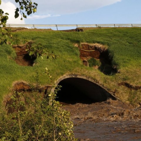 Vegurinn yfir Þverá á Eyjafjarðarbraut eystri, sunnan Akureyrar, stórskemmdist. Vegna mikils straumþunga árinnar hefur grafið undan veginum við ræsið sem áin rennur í gegnum, með þessum afleiðingum. Ljósmynd: Skapti Hallgrímsson