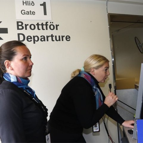 Anna Sóley Herbertsdóttir, öryggisstjóri, tilkynnir brottför fyrsta flugs Niceair. Til vinstri er Agnes Þorleifsdóttir. Ljósmynd: Skapti Hallgrímsson