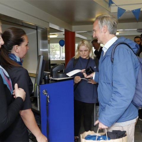 Þjóðverjinn Tino Oelker var fyrstur farþega í sögu Niceair til að skanna brottfararspjaldið sitt. Ljósmynd: Skapti Hallgrímsson