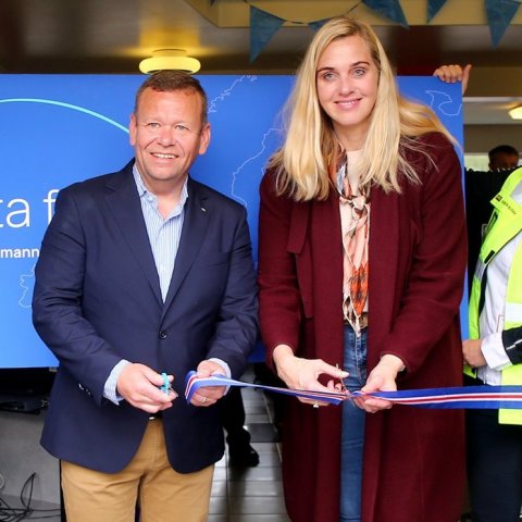 Þorvaldur Lúðvík Sigurjónsson, framkvæmdastjóri Niceair, og Ásthildur Sturludóttir, bæjarstjóri á Akureyri, klipptu á borða í flugstöðinni í tilefni dagsins. Ljósmynd: Þórhallur Jónsson