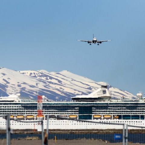 Þota Niceair, Súlur, kemur inn til lendingar úr norðri eftir að hafa flogið yfir bæinn. Tvö skemmtiferðaskip lágu við bryggju á Akureyri í dag. Ljósmynd: Þorgeir Baldursson