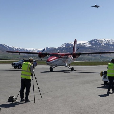 Niceair þotan kom norður Eyjafjörðinn, flaug lágt yfir flugvöllinn og fór síðan hring yfir bæinn. Ljósmynd: Skapti Hallgrímsson