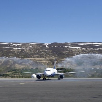 Slökkviliðsbílar Isavia á Akureyrarflugvelli tóku vel á móti Súlum! Ljósmynd: Skapti Hallgrímsson