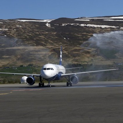 Slökkviliðsbílar Isavia á Akureyrarflugvelli tóku vel á móti Súlum! Ljósmynd: Skapti Hallgrímsson