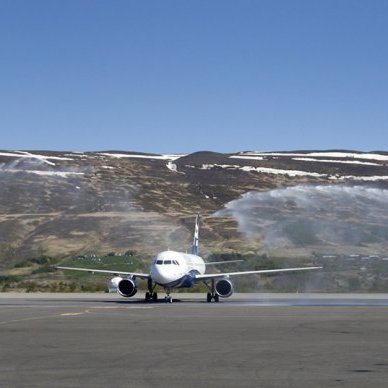 Slökkviliðsbílar Isavia á Akureyrarflugvelli tóku vel á móti Súlum! Ljósmynd: Skapti Hallgrímsson