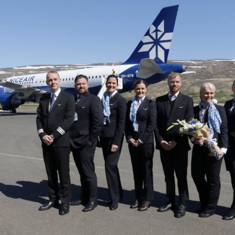 Áhöfnin í fluginu til Akureyrar í dag. Ljósmynd: Skapti Hallgrímsson