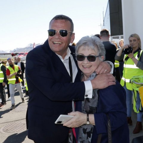 Daníela Guðmundsdóttir, móðir Þorvaldar Lúðvíks Sigurjónssonar, framkvæmdastjóra Niceair, var í hópi þeirra sem biðu spenntir á Akureyrflugvelli í dag. Ljósmynd: Skapti Hallgrímsson