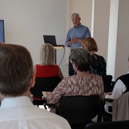 Forsetahjónin sóttu sameiginlegan kynningarfund nokkurra fyrirtækja sem haldinn var í Slippnum; á hæð sem verið er að gera upp fyrir sjávarútvegsklasa. Reynir Bjarnar Eiríksson, framkvæmdastjóri Vélfags, segir hér frá fyrirtækinu. Til hægri standa stofnendur þess, Bjarmi Sigurgarðarsson og Ólöf Ýr Lárusdóttir. Ljósmynd: Skapti Hallgrímsson