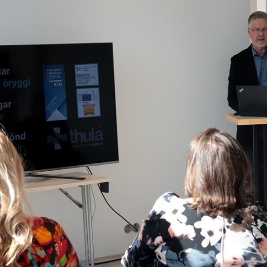 Forsetahjónin sóttu sameiginlegan kynningarfund nokkurra fyrirtækja sem haldinn var í Slippnum; á hæð sem verið er að gera upp fyrir sjávarútvegsklasa. Í pontu er Magnús Kristjánsson, framkvæmdastjóri hugbúnaðarfyrirtækisins Þulu. Ljósmynd: Skapti Hallgrímsson